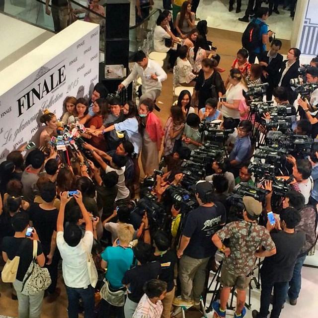 "ขวัญ อุษามณี" นางเอกสาวลูกครึ่งที่ใส่ชุดไทยสวยสง่าสะพรึงสุดๆ ในงานแฟชั่นโชว์ Finale Wedding Studio 2015!!