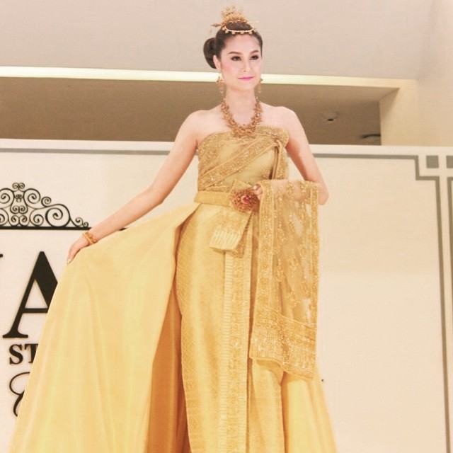 "ขวัญ อุษามณี" นางเอกสาวลูกครึ่งที่ใส่ชุดไทยสวยสง่าสะพรึงสุดๆ ในงานแฟชั่นโชว์ Finale Wedding Studio 2015!!