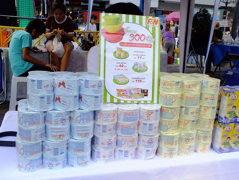 ถนน คนเดินที่สีลม week หน้าสุดท้ายละ เจอกัน อ 31-5-58  อาหาร อร่อยมากอะ