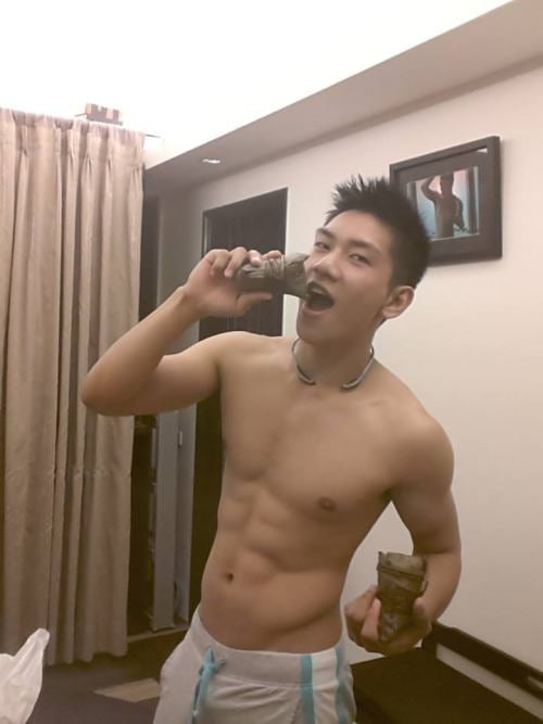 ผู้ชายพร้อมเสริฟ