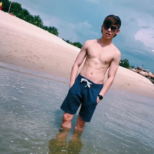 ผู้ชายพร้อมเสริฟ