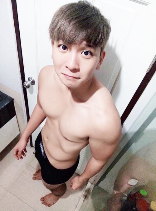 ผู้ชายพร้อมเสริฟ