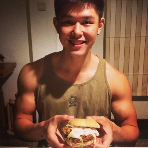 ผู้ชายพร้อมเสริฟ