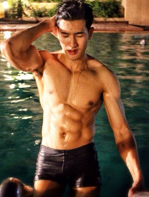 ผู้ชายพร้อมเสริฟ 2
