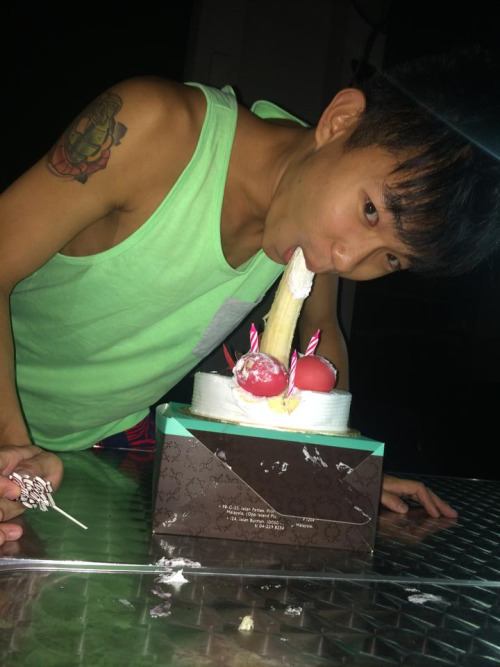 ผู้ชายพร้อมเสริฟ 2