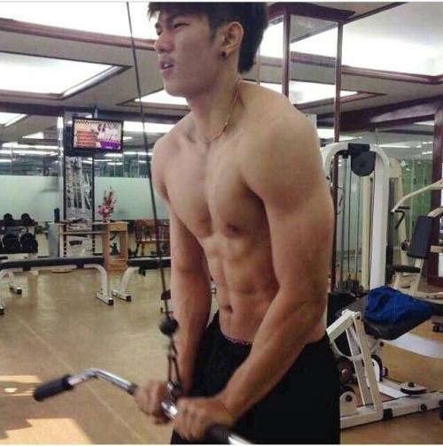 ผู้ชายพร้อมเสริฟ 2