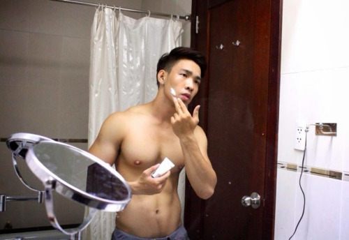 ผู้ชายพร้อมเสริฟ 2