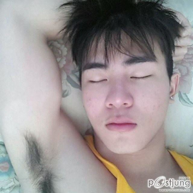 ยกมือขึ้นหน่อย น่าซุกมาก