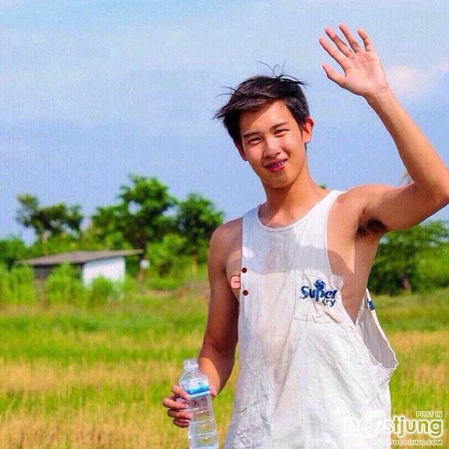 ยกมือขึ้นหน่อย น่าซุกมาก