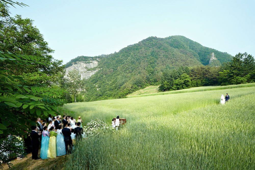งานวิวาห์กลางป่าเขา “วอนบิน-อีนายอง” สละโสดในพิธีสุดเรียบง่าย