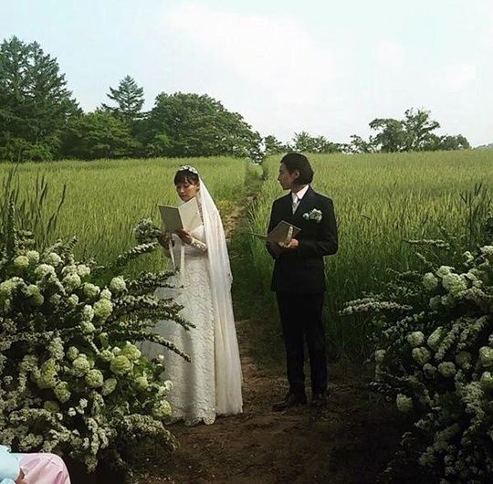 งานวิวาห์กลางป่าเขา “วอนบิน-อีนายอง” สละโสดในพิธีสุดเรียบง่าย