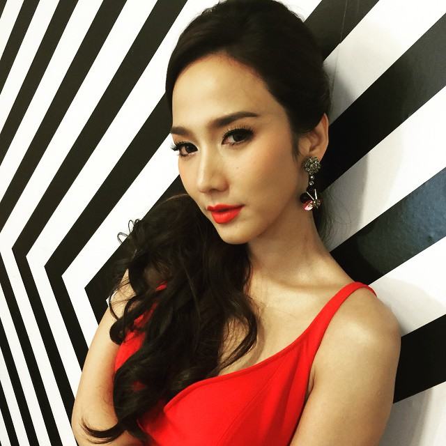 ซุปตาร์สาวเซ็กซี่ "อั้ม พัชราภา" สวยรวยตัดใจประกาศเลหลังขายรองเท้าแบรนด์เนมนับร้อยคู่!!