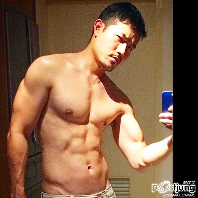 เอ็กซ์ ปิยะ วิมุกตายน (ยิ่งแก่หุ่นยิ่งแซ่บ)