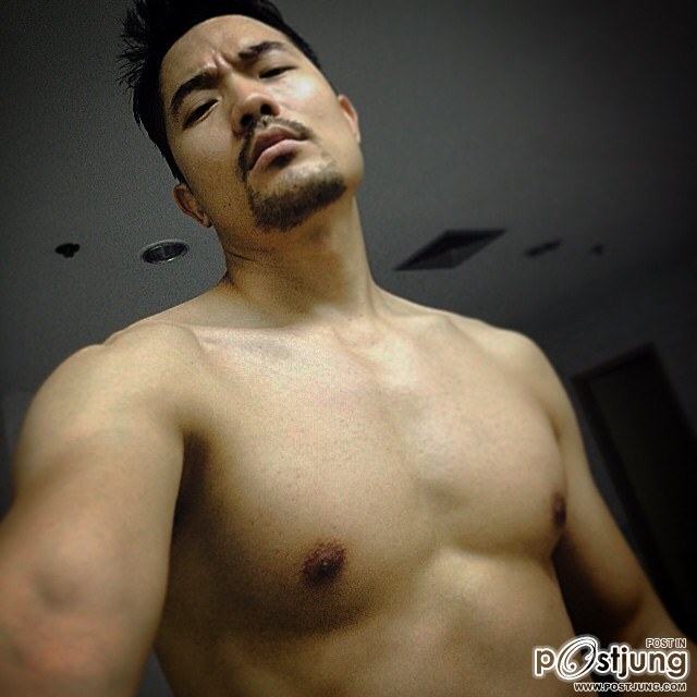 เอ็กซ์ ปิยะ วิมุกตายน (ยิ่งแก่หุ่นยิ่งแซ่บ)