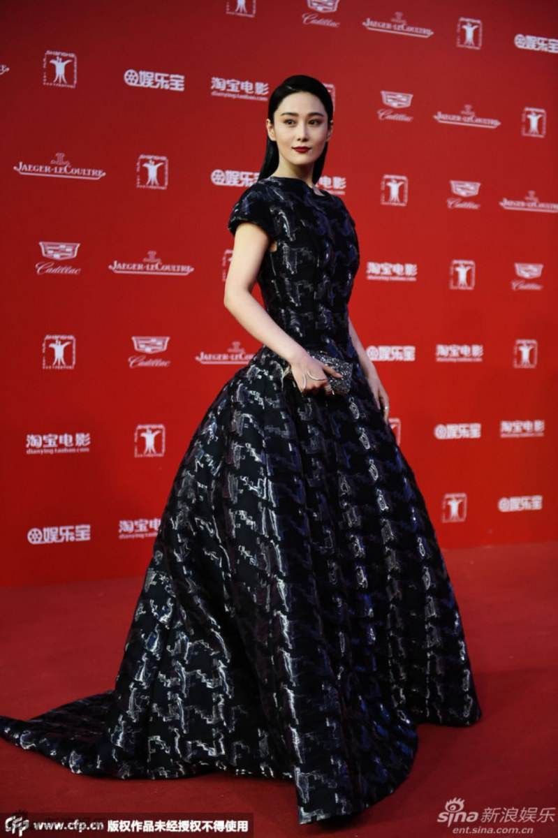 Viann Zhang ในชุดของ Carolina herrera fall 2015@งานเทศกาลภาพยนตร์นานาชาติครั้งที่ 18 Shanghai International Film Festival 2015