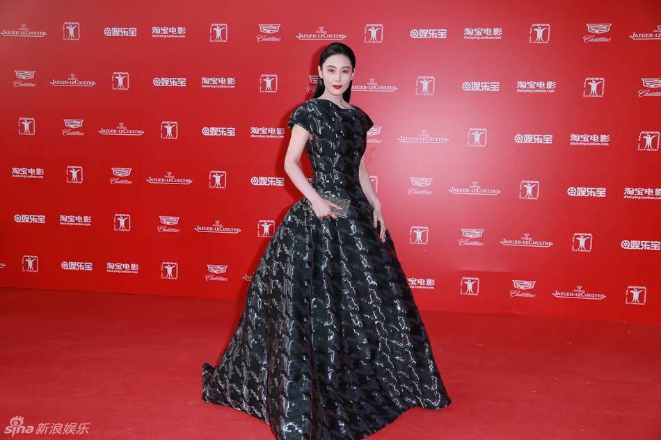 Viann Zhang ในชุดของ Carolina herrera fall 2015@งานเทศกาลภาพยนตร์นานาชาติครั้งที่ 18 Shanghai International Film Festival 2015