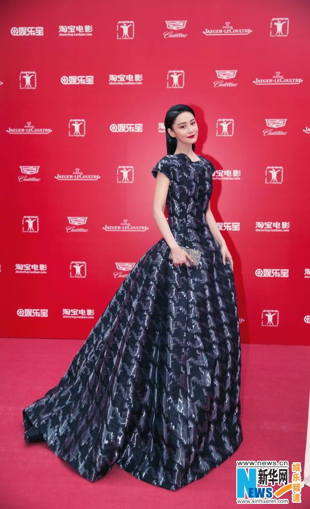 Viann Zhang ในชุดของ Carolina herrera fall 2015@งานเทศกาลภาพยนตร์นานาชาติครั้งที่ 18 Shanghai International Film Festival 2015