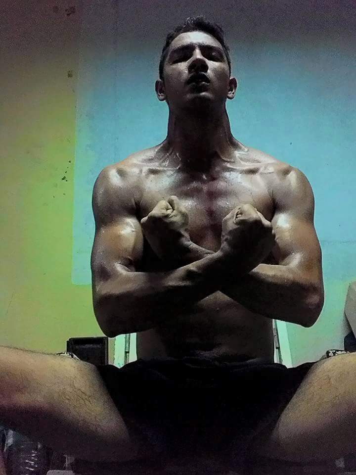 ทหารหนุ่มหุ่นล่ำ