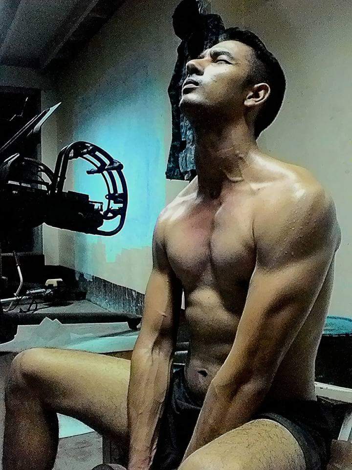 ทหารหนุ่มหุ่นล่ำ
