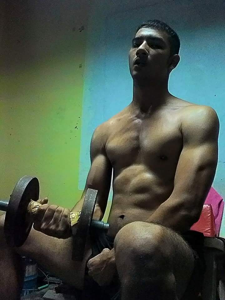 ทหารหนุ่มหุ่นล่ำ