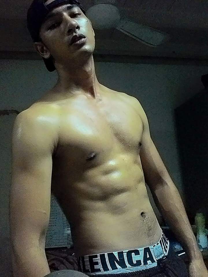 ทหารหนุ่มหุ่นล่ำ