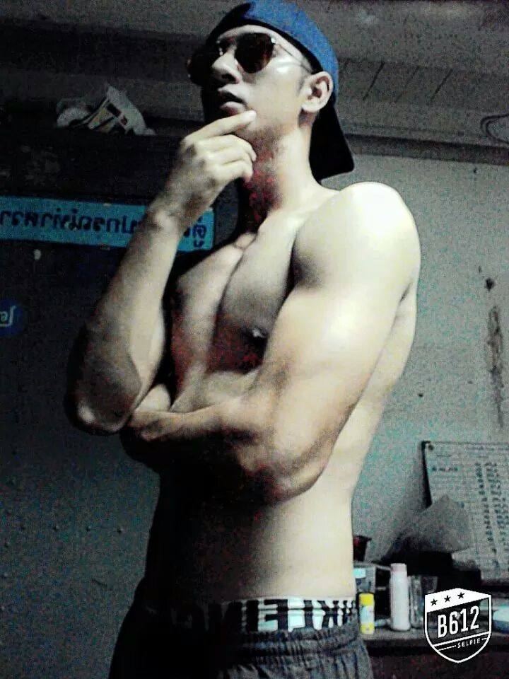ทหารหนุ่มหุ่นล่ำ