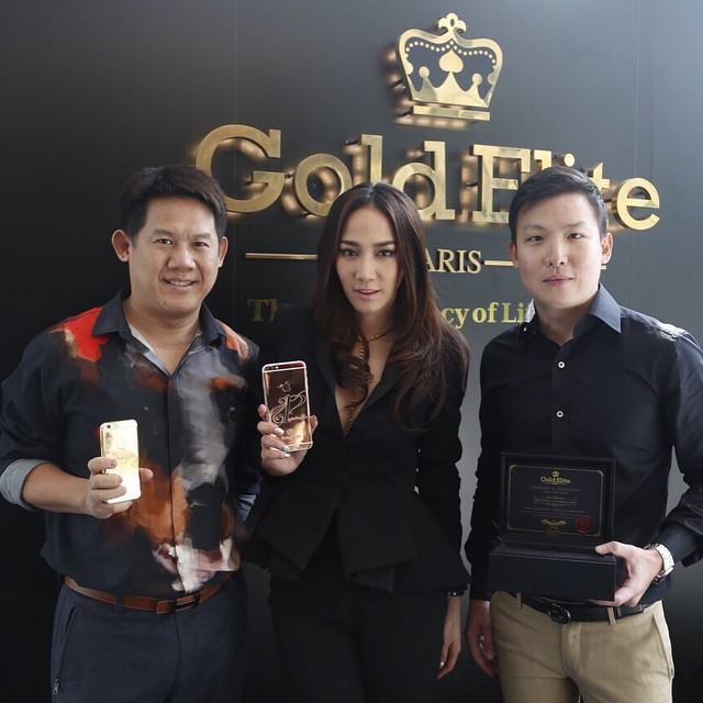 รวยตัวแม่!! นางเอกซูเปอร์สตาร์สาว "อั้ม" ได้ใช้แล้ว! iPhone 6 Plus ทองคำแท้สุดหรู ลิขสิทธิ์ Gold Elite Paris พร้อมสลักชื่อ สองเครื่องรวมกันสามแสนกว่าบาท!!!