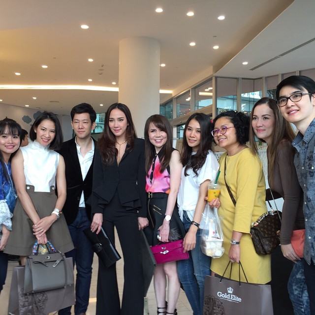 รวยตัวแม่!! นางเอกซูเปอร์สตาร์สาว "อั้ม" ได้ใช้แล้ว! iPhone 6 Plus ทองคำแท้สุดหรู ลิขสิทธิ์ Gold Elite Paris พร้อมสลักชื่อ สองเครื่องรวมกันสามแสนกว่าบาท!!!