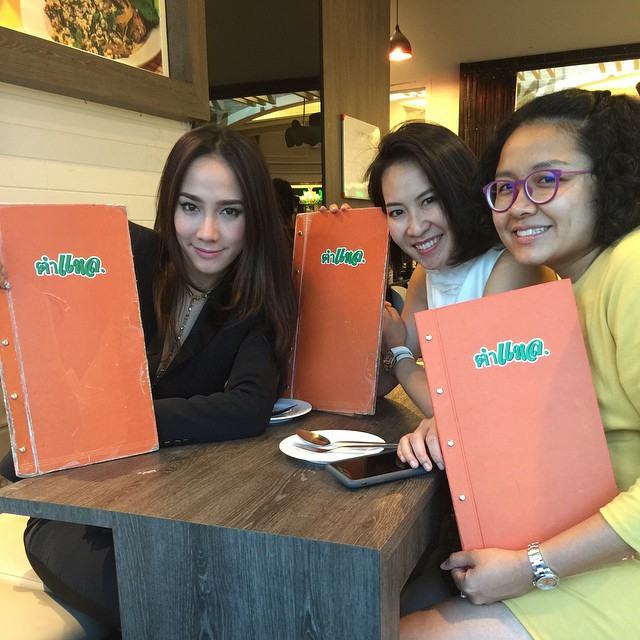 รวยตัวแม่!! นางเอกซูเปอร์สตาร์สาว "อั้ม" ได้ใช้แล้ว! iPhone 6 Plus ทองคำแท้สุดหรู ลิขสิทธิ์ Gold Elite Paris พร้อมสลักชื่อ สองเครื่องรวมกันสามแสนกว่าบาท!!!