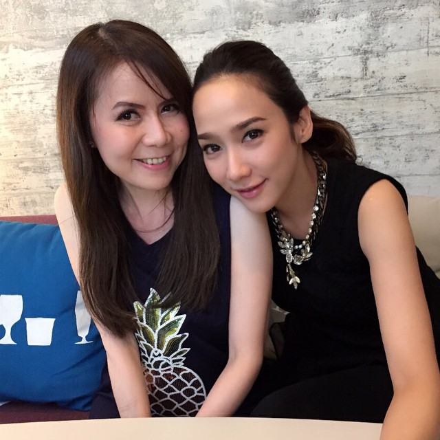 รวยตัวแม่!! นางเอกซูเปอร์สตาร์สาว "อั้ม" ได้ใช้แล้ว! iPhone 6 Plus ทองคำแท้สุดหรู ลิขสิทธิ์ Gold Elite Paris พร้อมสลักชื่อ สองเครื่องรวมกันสามแสนกว่าบาท!!!