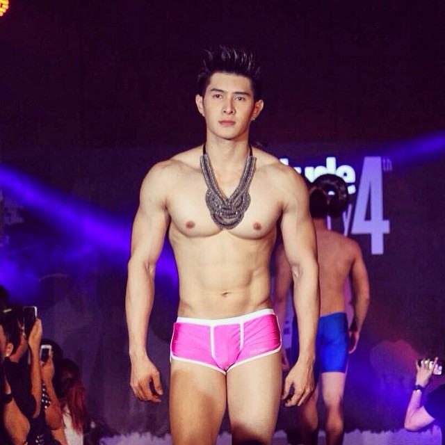 มัน-แน่น-มาก!!! เป้าบึ้ม โดดเด่น สะดุดตา กลางงานเดินแบบ No. 65