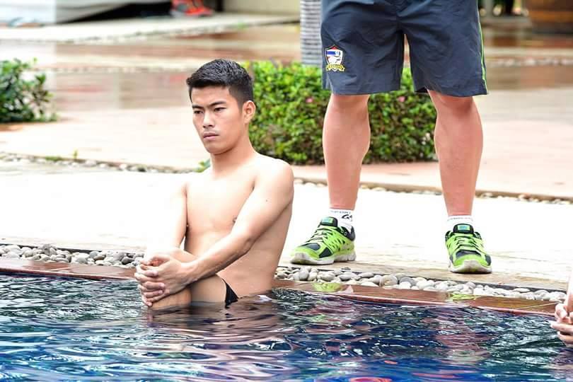 [รูปเยอะ] ร่วมให้กำลังใจ สารัช อยู่เย็น กัปตันทีมชาติไทย หลังได้รับบาดเจ็บระหว่างแข่งขัน (ถ้าไม่ใหญ่จริงคงไม่ได้เป็นกัปตันทีม....อิอิ)