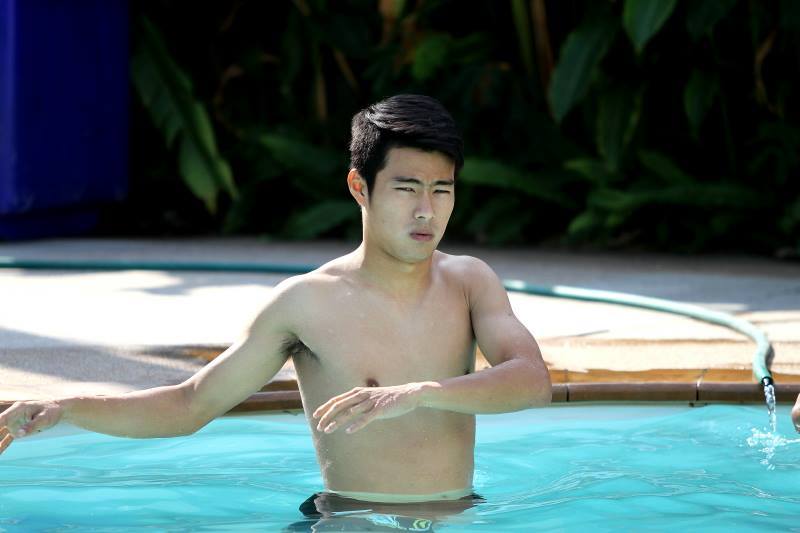 [รูปเยอะ] ร่วมให้กำลังใจ สารัช อยู่เย็น กัปตันทีมชาติไทย หลังได้รับบาดเจ็บระหว่างแข่งขัน (ถ้าไม่ใหญ่จริงคงไม่ได้เป็นกัปตันทีม....อิอิ)