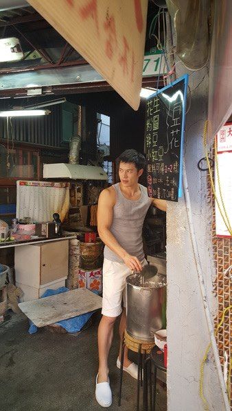 หนุ่มขายน้ำเต้าหู้หล่อแซ่บ