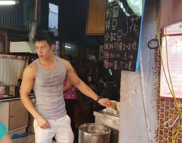 หนุ่มขายน้ำเต้าหู้หล่อแซ่บ