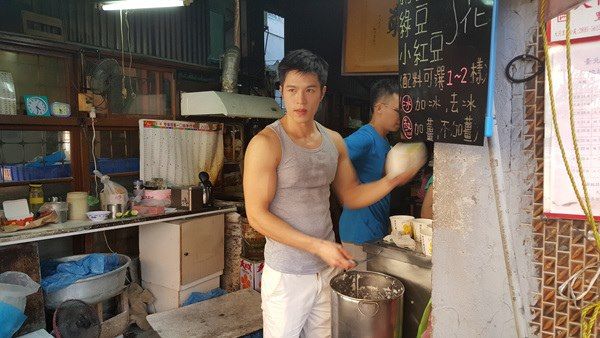 หนุ่มขายน้ำเต้าหู้หล่อแซ่บ