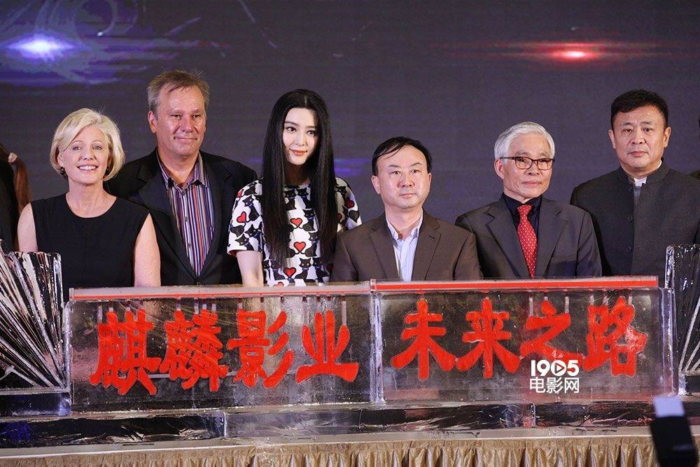 Fan Bing Bing ในชุดของดีไซน์เนอร์จีน Who Wears What  @Kylin Pictures press conference during the 18th Shanghai International Film Festival
