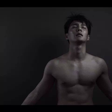 เห็นแล้วใจมันสั่น!!!...พิธีกรรายการวัยรุ่น โชว์กล้ามแน่นกับกางเกงว่ายน้ำ ท่า"ถลกขา"