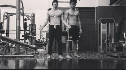 เห็นแล้วใจมันสั่น!!!...พิธีกรรายการวัยรุ่น โชว์กล้ามแน่นกับกางเกงว่ายน้ำ ท่า"ถลกขา"
