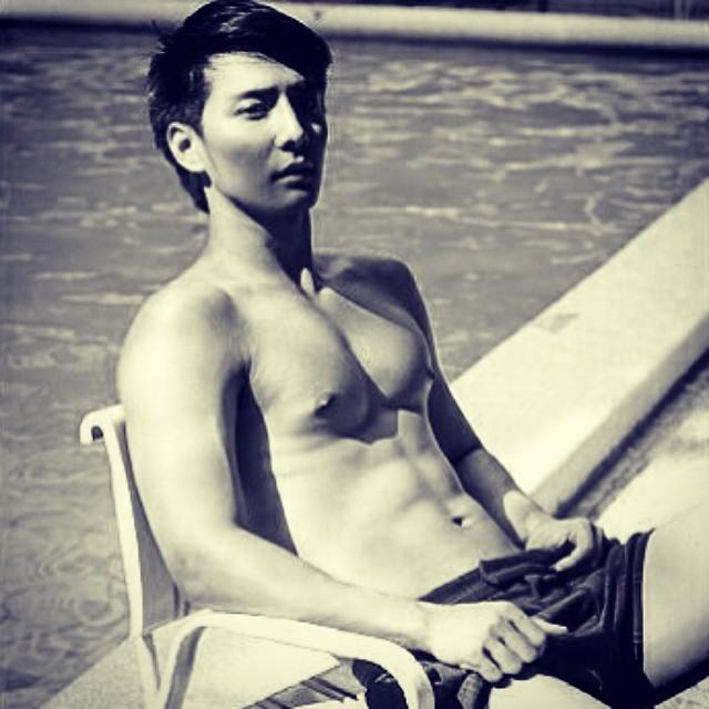 เห็นแล้วใจมันสั่น!!!...พิธีกรรายการวัยรุ่น โชว์กล้ามแน่นกับกางเกงว่ายน้ำ ท่า"ถลกขา"
