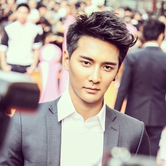 เห็นแล้วใจมันสั่น!!!...พิธีกรรายการวัยรุ่น โชว์กล้ามแน่นกับกางเกงว่ายน้ำ ท่า"ถลกขา"