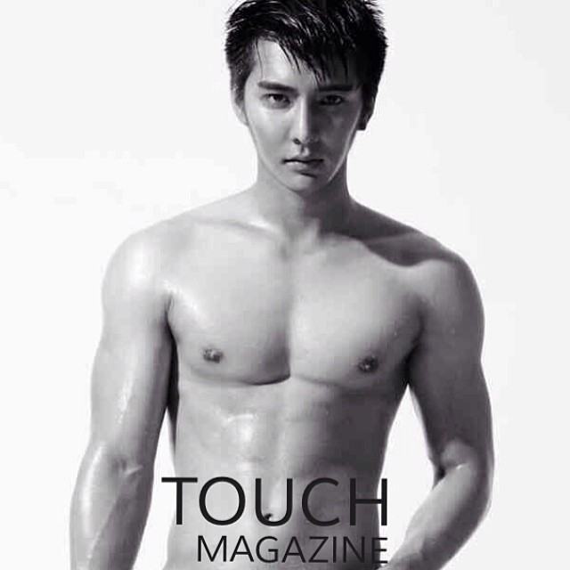 เห็นแล้วใจมันสั่น!!!...พิธีกรรายการวัยรุ่น โชว์กล้ามแน่นกับกางเกงว่ายน้ำ ท่า"ถลกขา"