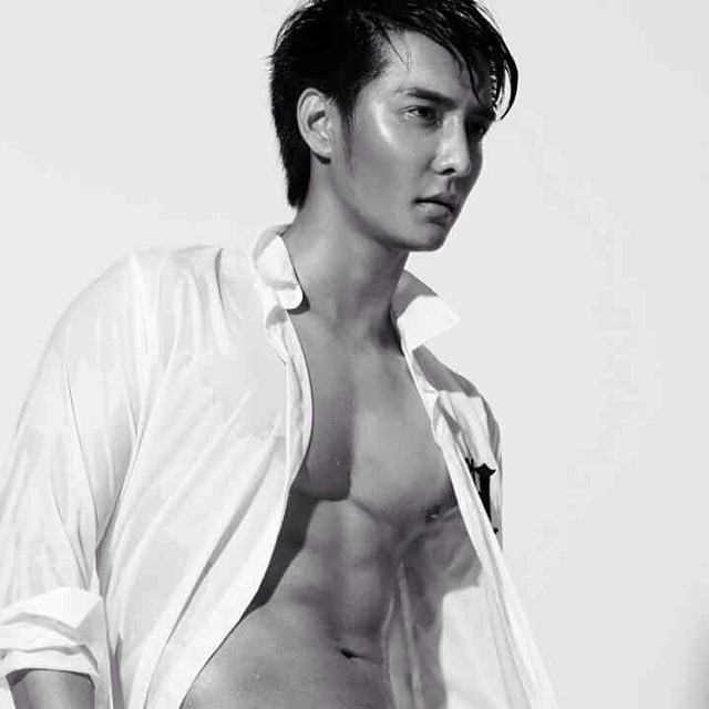 เห็นแล้วใจมันสั่น!!!...พิธีกรรายการวัยรุ่น โชว์กล้ามแน่นกับกางเกงว่ายน้ำ ท่า"ถลกขา"