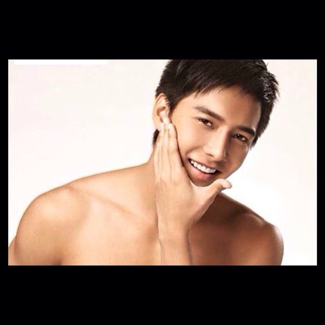 เห็นแล้วใจมันสั่น!!!...พิธีกรรายการวัยรุ่น โชว์กล้ามแน่นกับกางเกงว่ายน้ำ ท่า"ถลกขา"