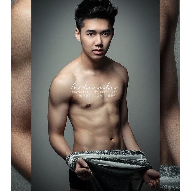 ช็อตเด็ด! นายแบบโฆษณาสินค้าดัง โชว์ใส่กางเกงในตัวเล็กจิ๋วโพสวอนเน็ต กับภาพนุ่งผ้าขนหนูแบบพร้อมถอด