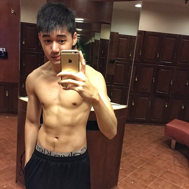 ช็อตเด็ด! นายแบบโฆษณาสินค้าดัง โชว์ใส่กางเกงในตัวเล็กจิ๋วโพสวอนเน็ต กับภาพนุ่งผ้าขนหนูแบบพร้อมถอด