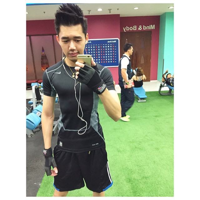 ช็อตเด็ด! นายแบบโฆษณาสินค้าดัง โชว์ใส่กางเกงในตัวเล็กจิ๋วโพสวอนเน็ต กับภาพนุ่งผ้าขนหนูแบบพร้อมถอด