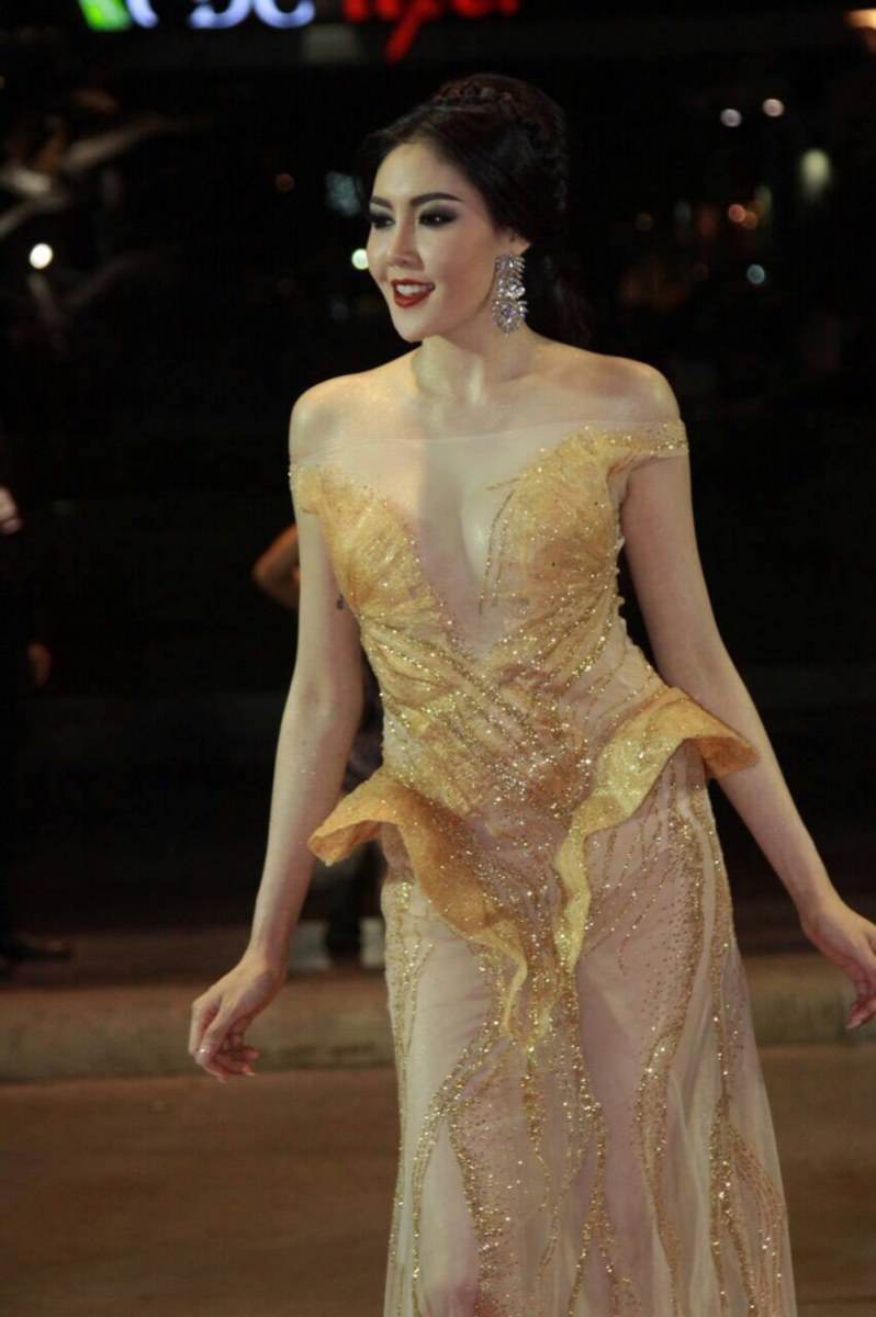 สะพรึง !!! ชุดสุดหวิว เก๋ เลเดอเรอร์ ในงาน สยามดารา อวอร์ด 2015