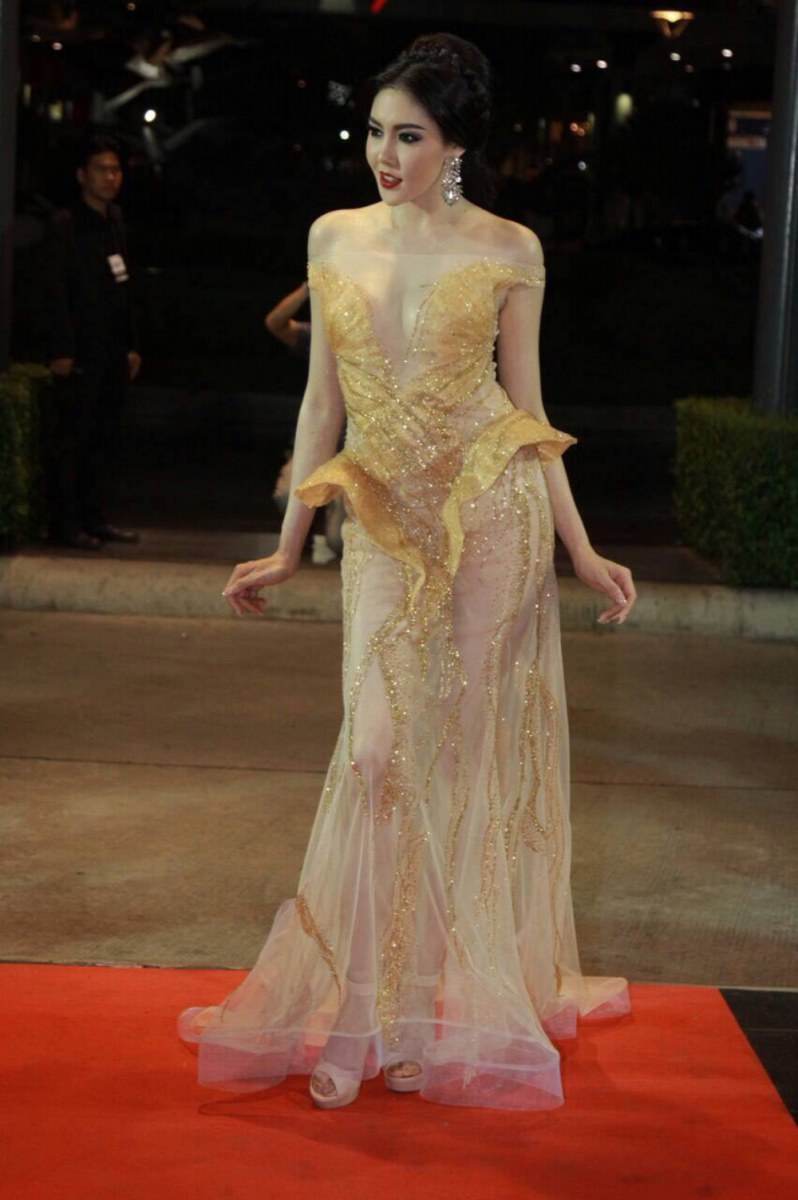 สะพรึง !!! ชุดสุดหวิว เก๋ เลเดอเรอร์ ในงาน สยามดารา อวอร์ด 2015
