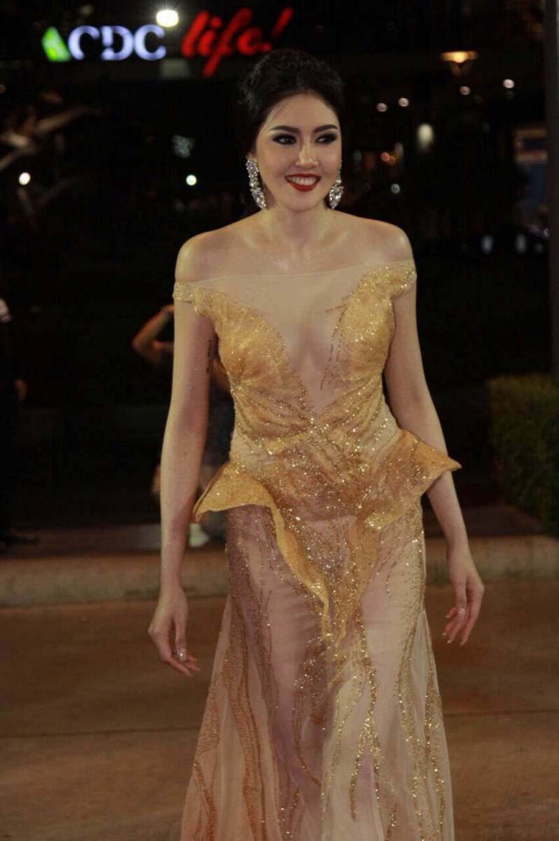 สะพรึง !!! ชุดสุดหวิว เก๋ เลเดอเรอร์ ในงาน สยามดารา อวอร์ด 2015